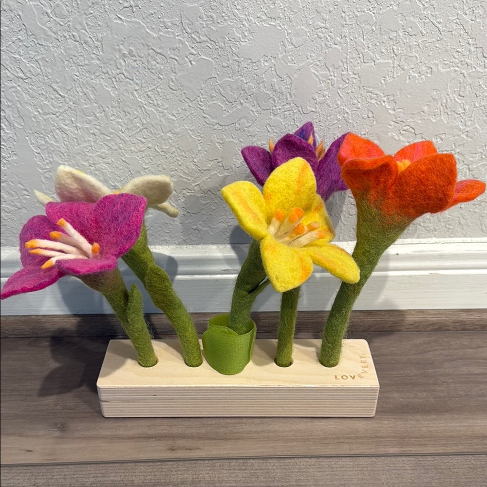 Lovevery Felt Floral Set